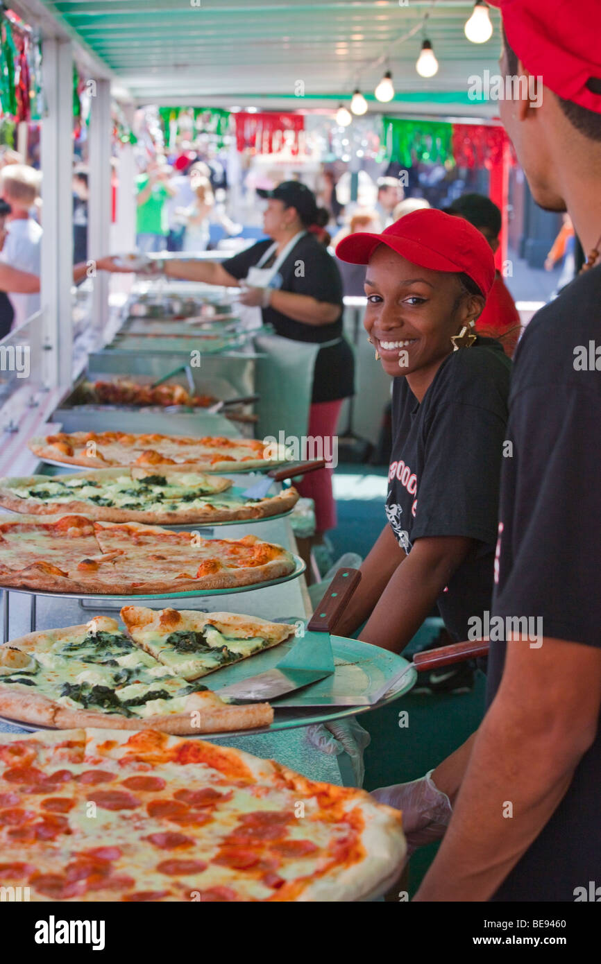 Fornitore di pizza durante la festa di San Gennaro Festival di Little Italy a New York City Foto Stock