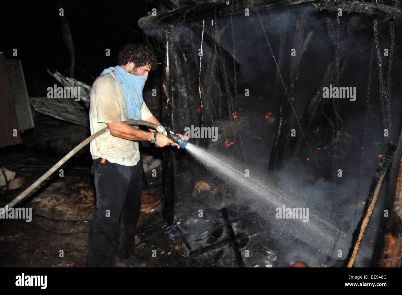 Israele, Carmelo montagna, Shekef foresta, i vigili del fuoco spegnere un incendio di foresta avviato da arson 12 Settembre 2009 Foto Stock