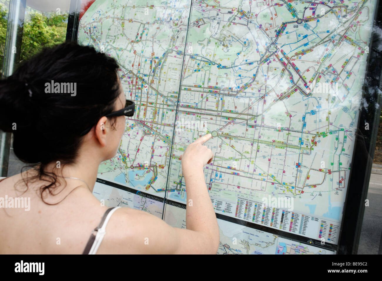 La donna lo studio di una città di Barcellona la mappa dei trasporti pubblici. Spagna Foto Stock