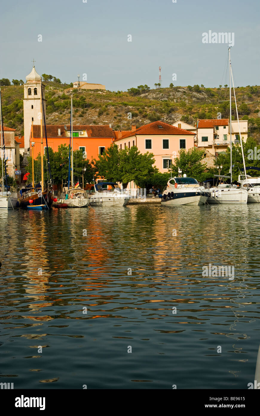 Croazia; Hrvartska; Kroatien; Sebenico-Knin, Skradin, Yacht ormeggio sul lungomare della pittoresca città vecchia Foto Stock