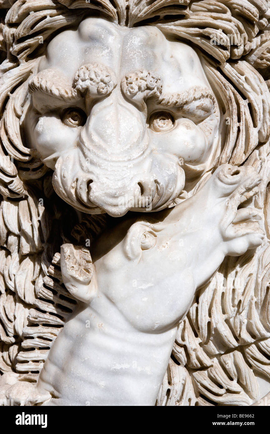 Italia Lazio Roma Vaticano il Museo della Città di sarcofago di marmo nel cortile ottagonale del Palazzo del Belvedere di lion mangiare cavallo Foto Stock