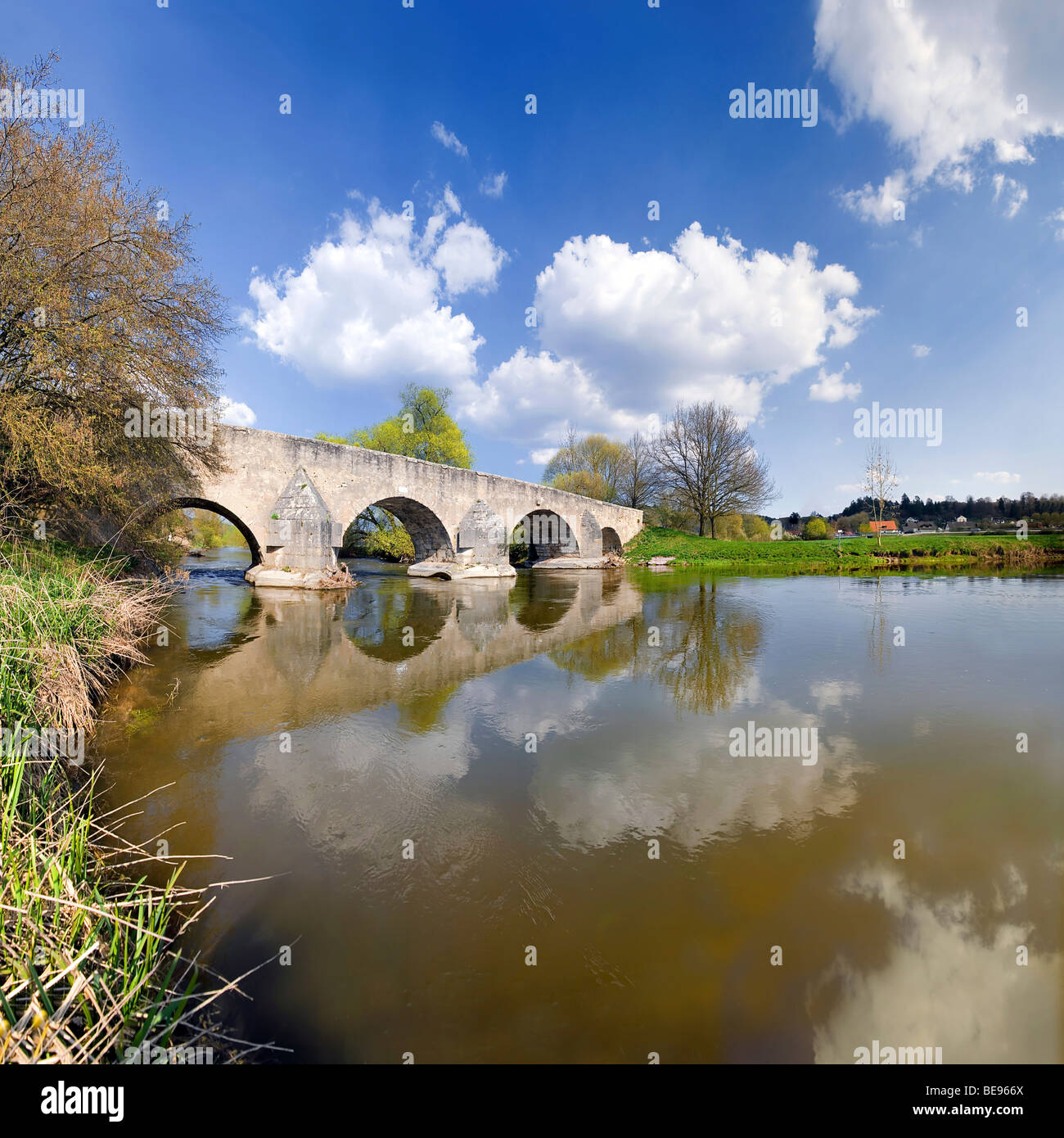 Ponte romano oltre il Fiume Altmuehl Altmuehl nel Parco Naturale della Valle vicino Pfuenz, Eichstaett, Baviera, Germania, Europa Foto Stock