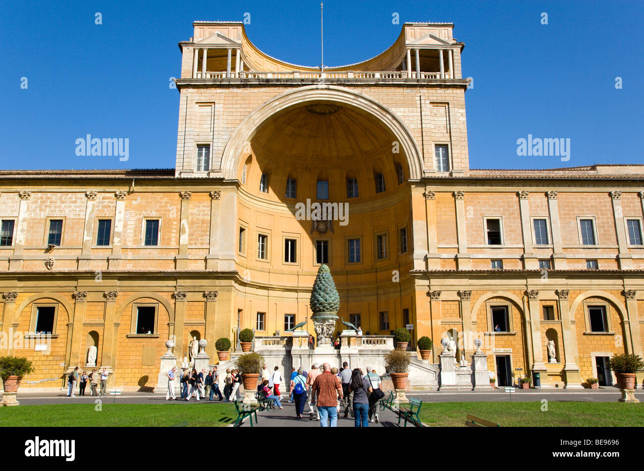 Italia Laziio Roma Vaticano il Museo della Città di nicchia centrale progettata da Pirro Ligorio nel palazzo Belvedere alloggiamento Cortile della Pigna Foto Stock