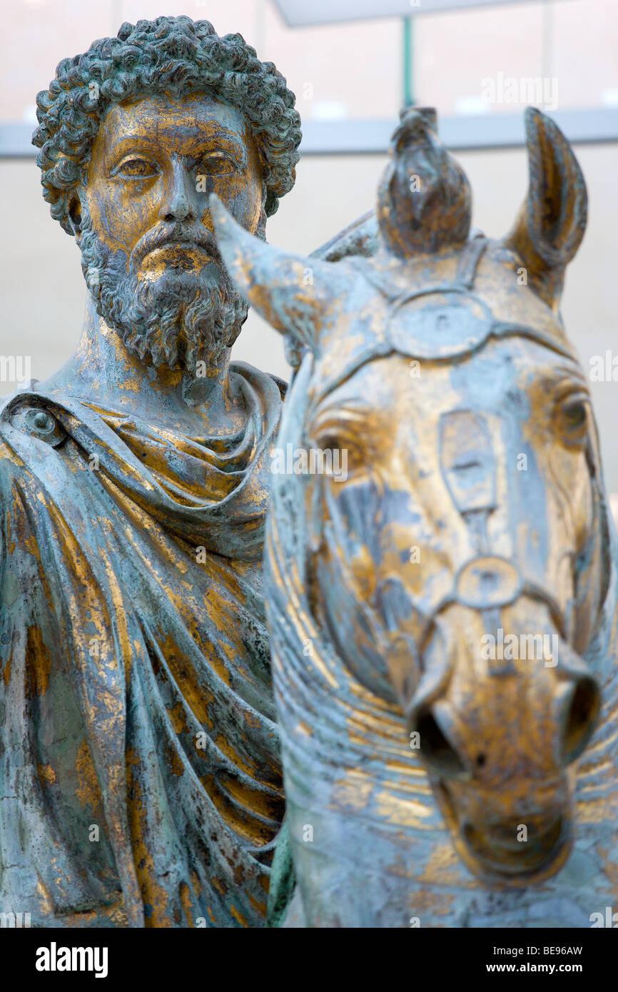 Italia Roma Lazio il Palazzo dei Conservatori parte del Museo Capitolino con bronzo dorato statua equestre di Marco Aurelio Foto Stock