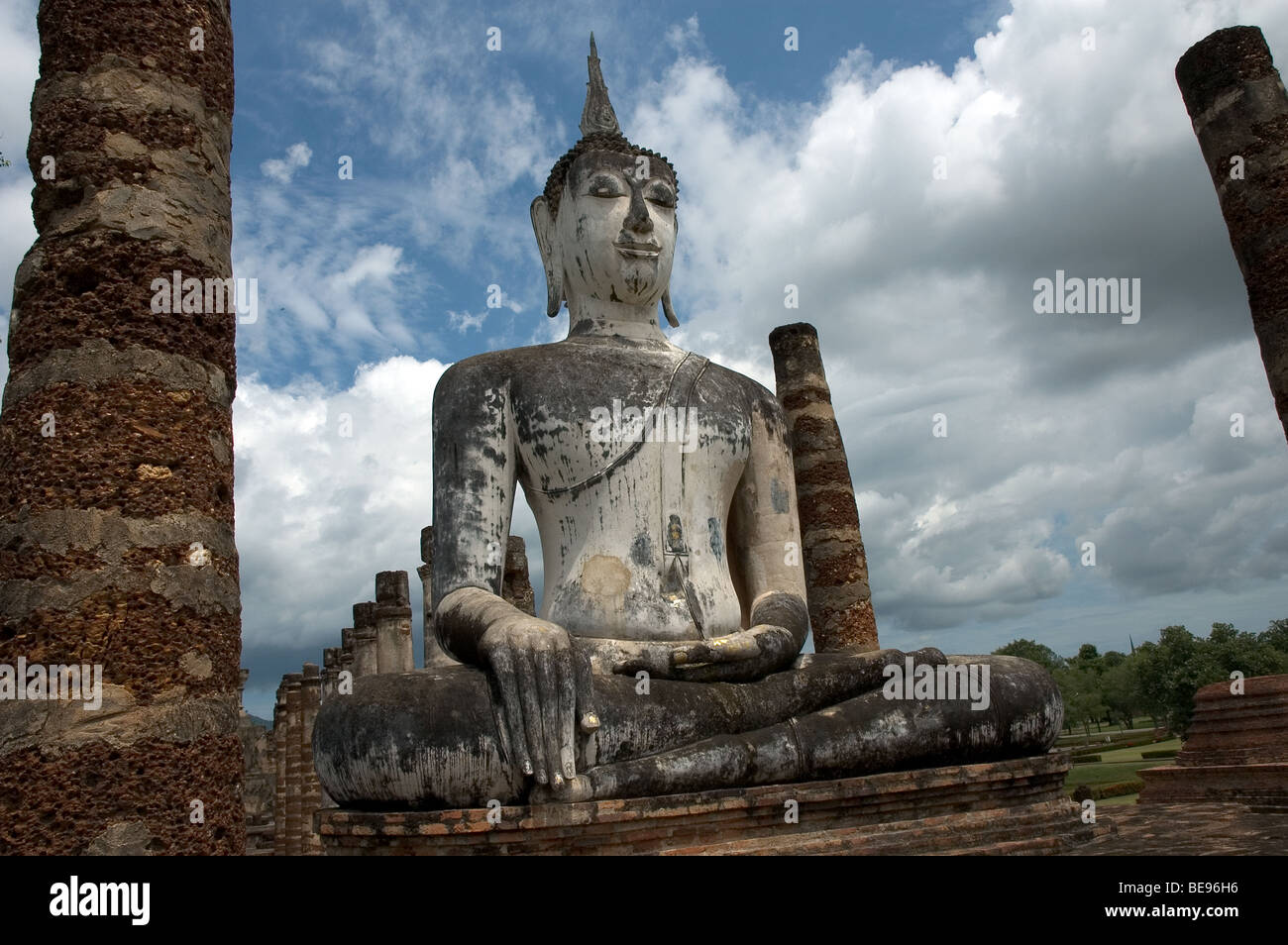 Budda seduto nel parco storico di Sukhotai, Thailandia, Asia Foto Stock