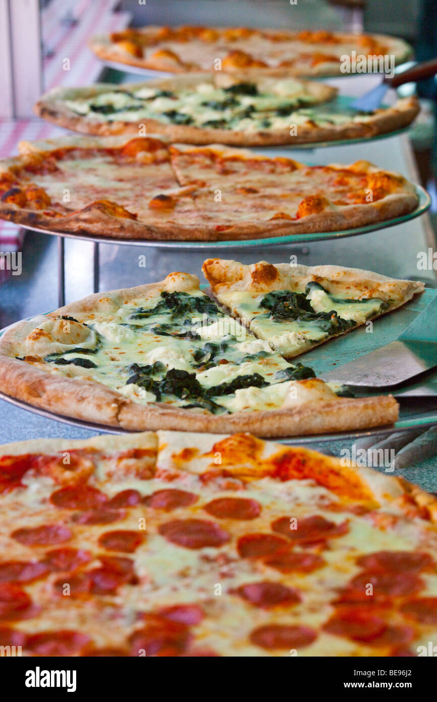 Tranci di pizza alla festa di San Gennaro Festival di Little Italy a New York City Foto Stock