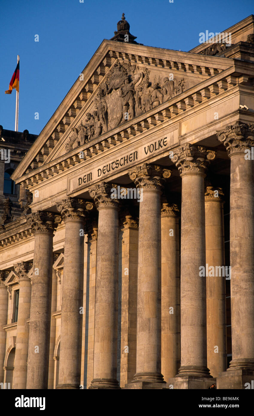 Germania Berlino il Reichstag (sede del parlamento tedesco colonnato esterno progettato da Paul Wallot 1884-1894. Dem Volke Deuschen Foto Stock