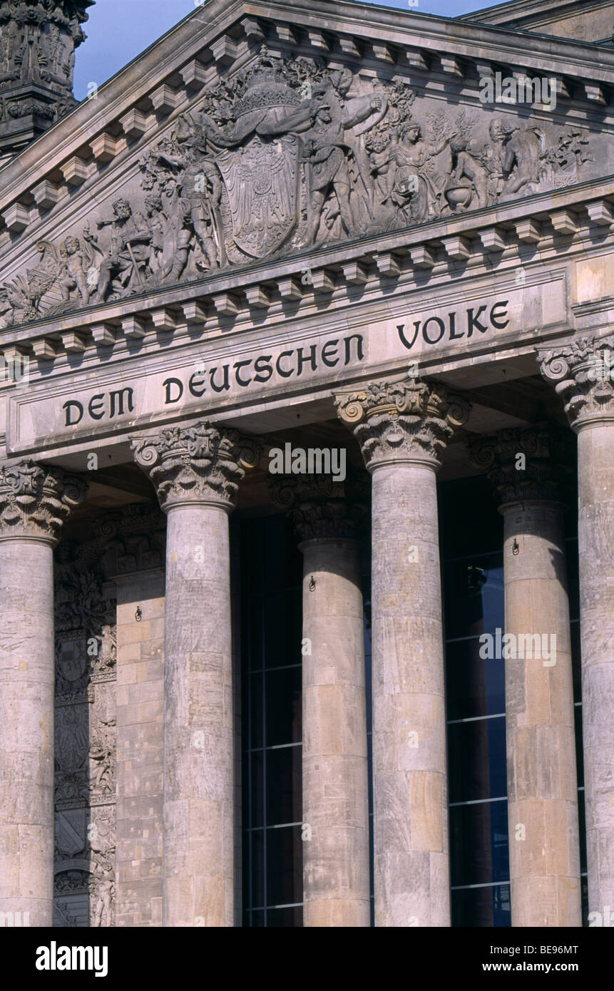 Germania Berlino Reichstag sede del parlamento tedesco facciata con iscrizione in tedesco la lettura di Dem Deutschen Volke Foto Stock