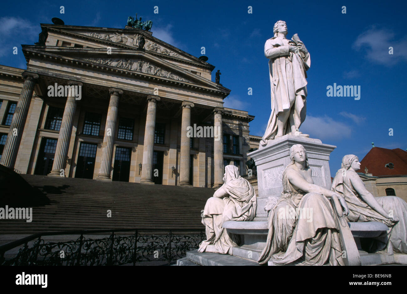 Germania Berlino Friedrich Schiller Memorial statua che si trova nella parte anteriore dell'ex Schauspielhaus, ora Konzerthaus Foto Stock