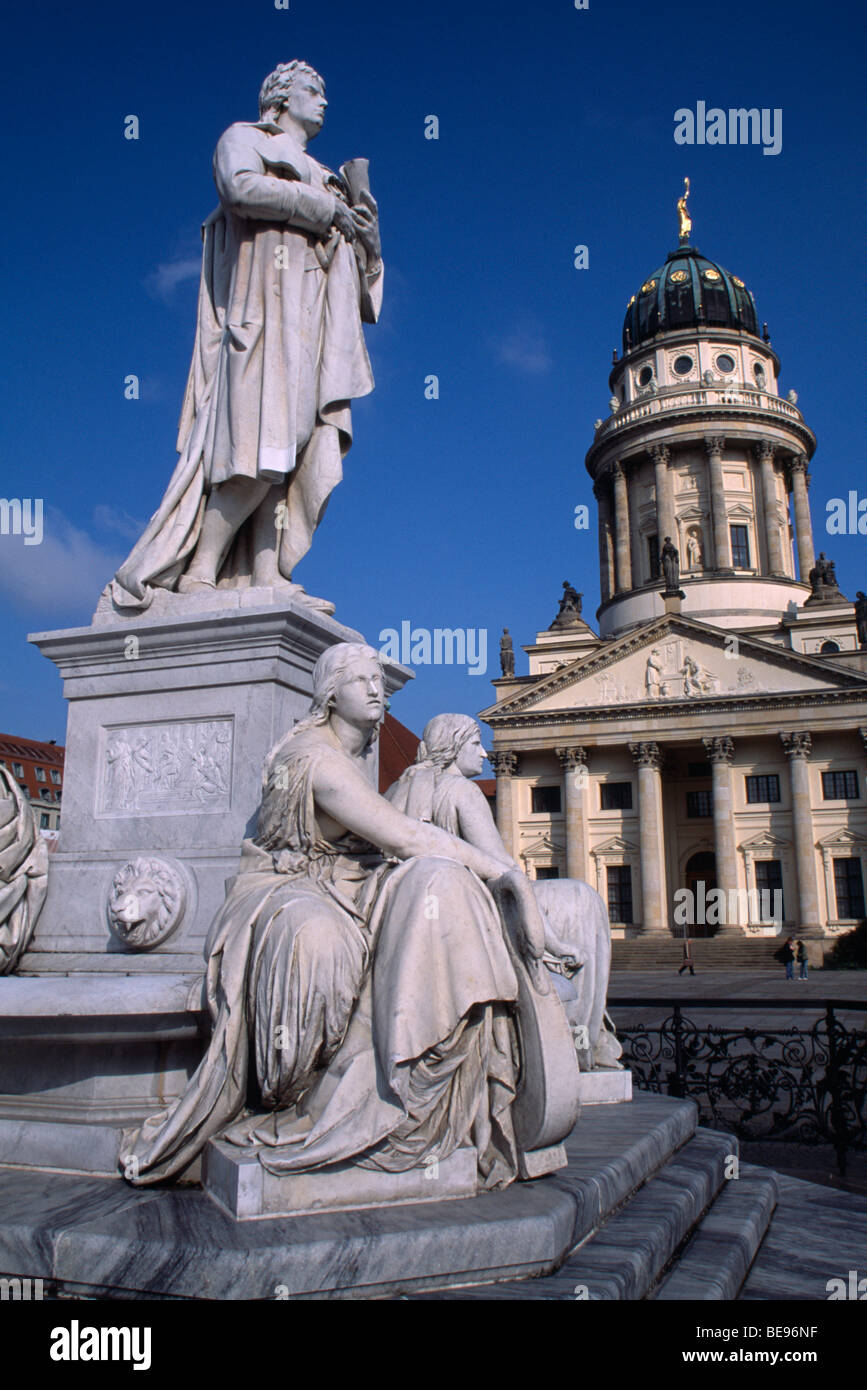 Germania Berlino Friedrich Schiller Memorial statua che si trova nella parte anteriore del Konzerthaus con Franzosischer Dom chiesa Foto Stock