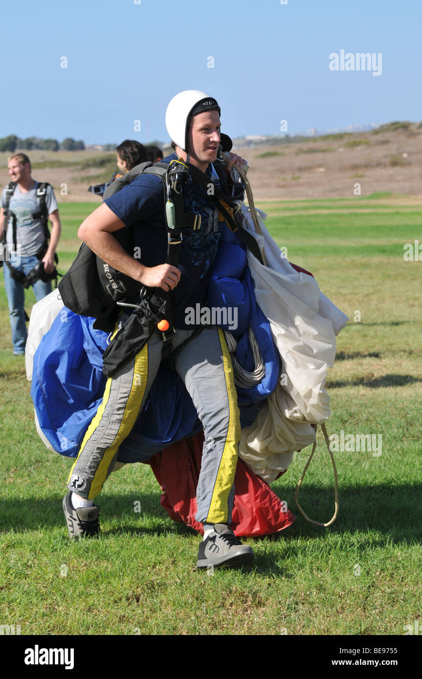 Israele, Habonim Skydive Il Centro, Parachutist touchdown dopo la raccolta il suo equipaggiamento Foto Stock