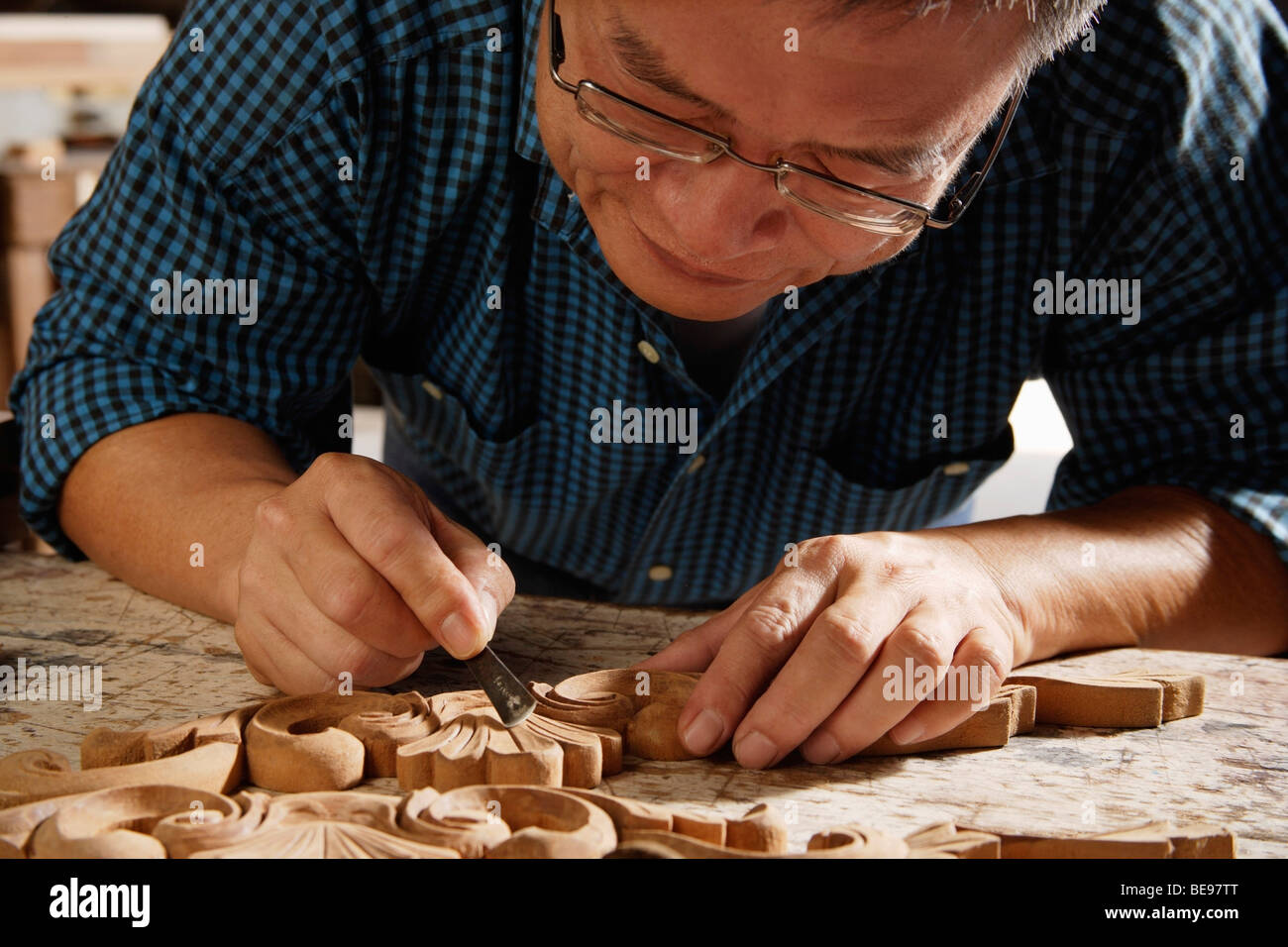 Closeup shot dell'uomo intagliare il legno. Foto Stock