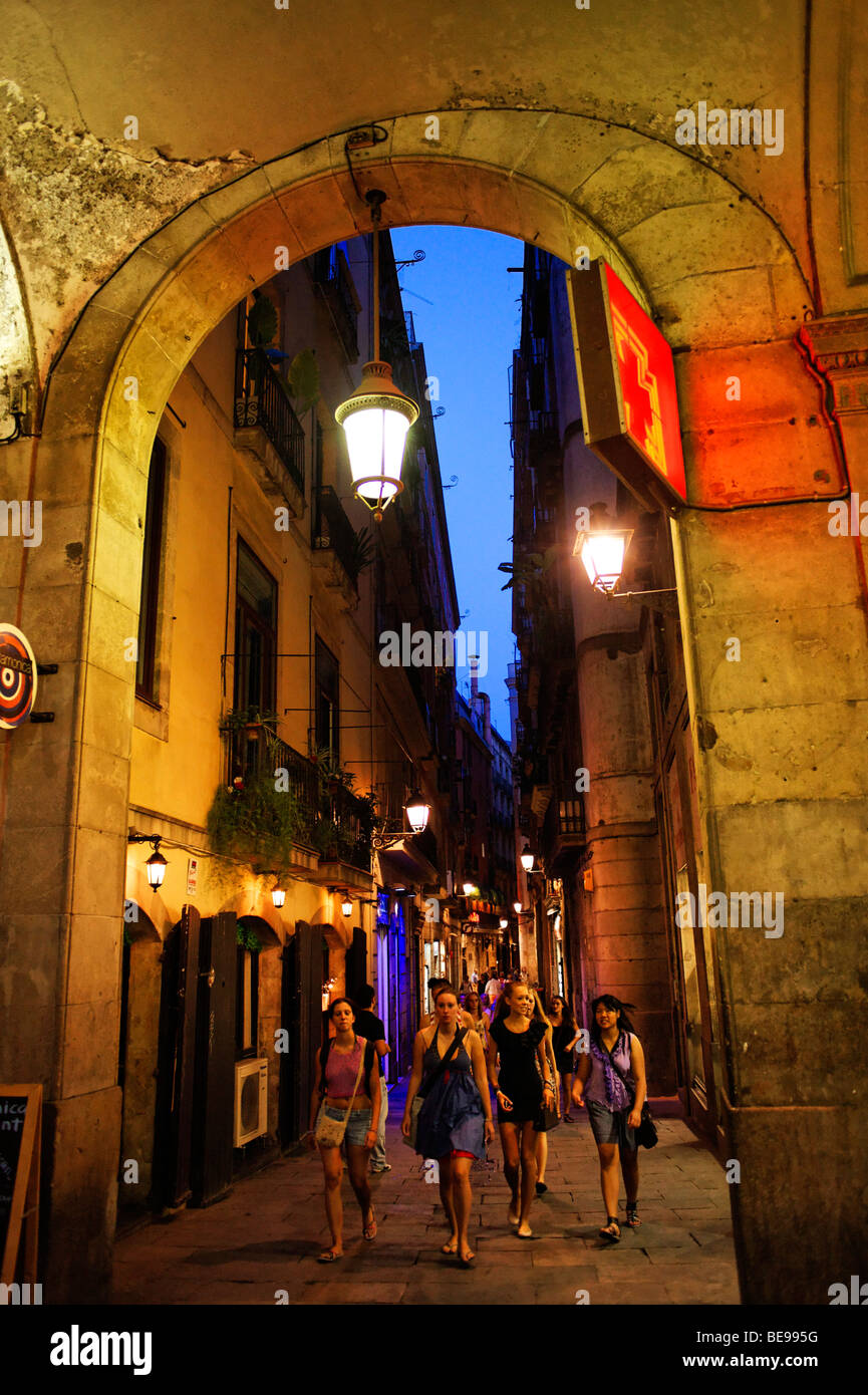 La gente camminare attraverso il buio vicoletto. Barri Gottic. Barcellona. Spagna Foto Stock