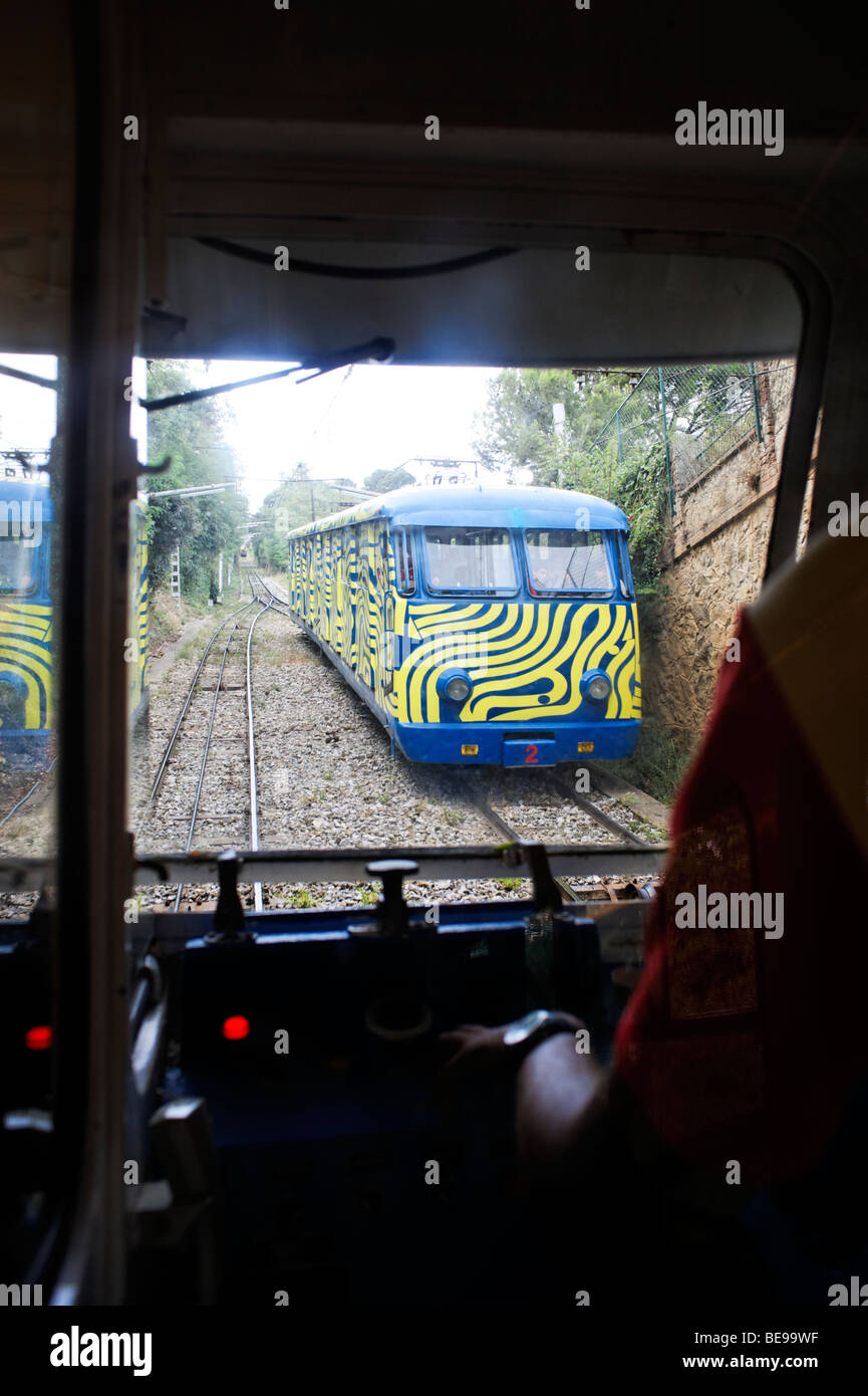 Il treno della funicolare salendo di Tibidabo. Barcellona. Spagna Foto Stock