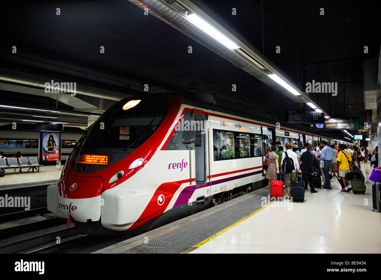 La gente di imbarco aeroporto Renfe treno metro. Sants. Barcellona. Spagna Foto Stock