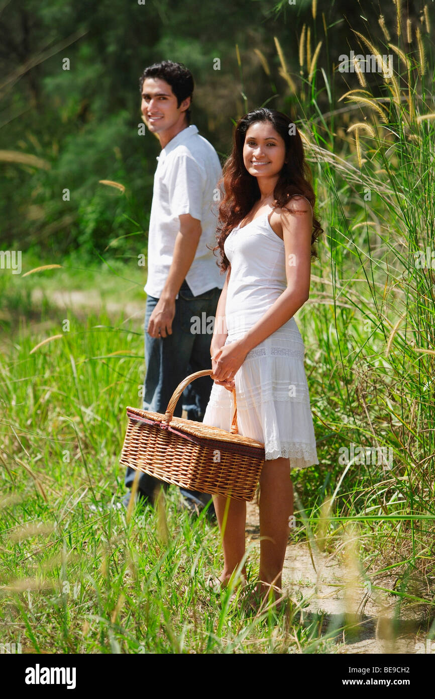Coppia giovane per andare per un picnic Foto Stock
