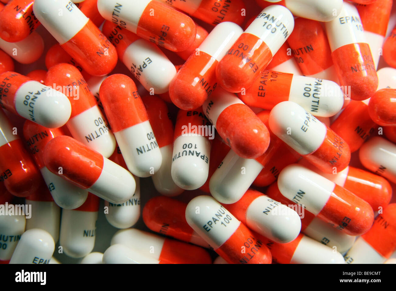 Un assortimento di pillole e capsule su sfondo bianco Foto Stock