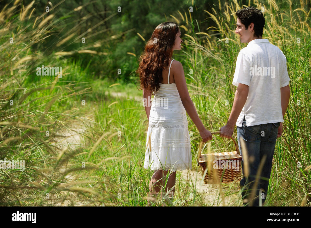 Coppia giovane per andare per un picnic Foto Stock