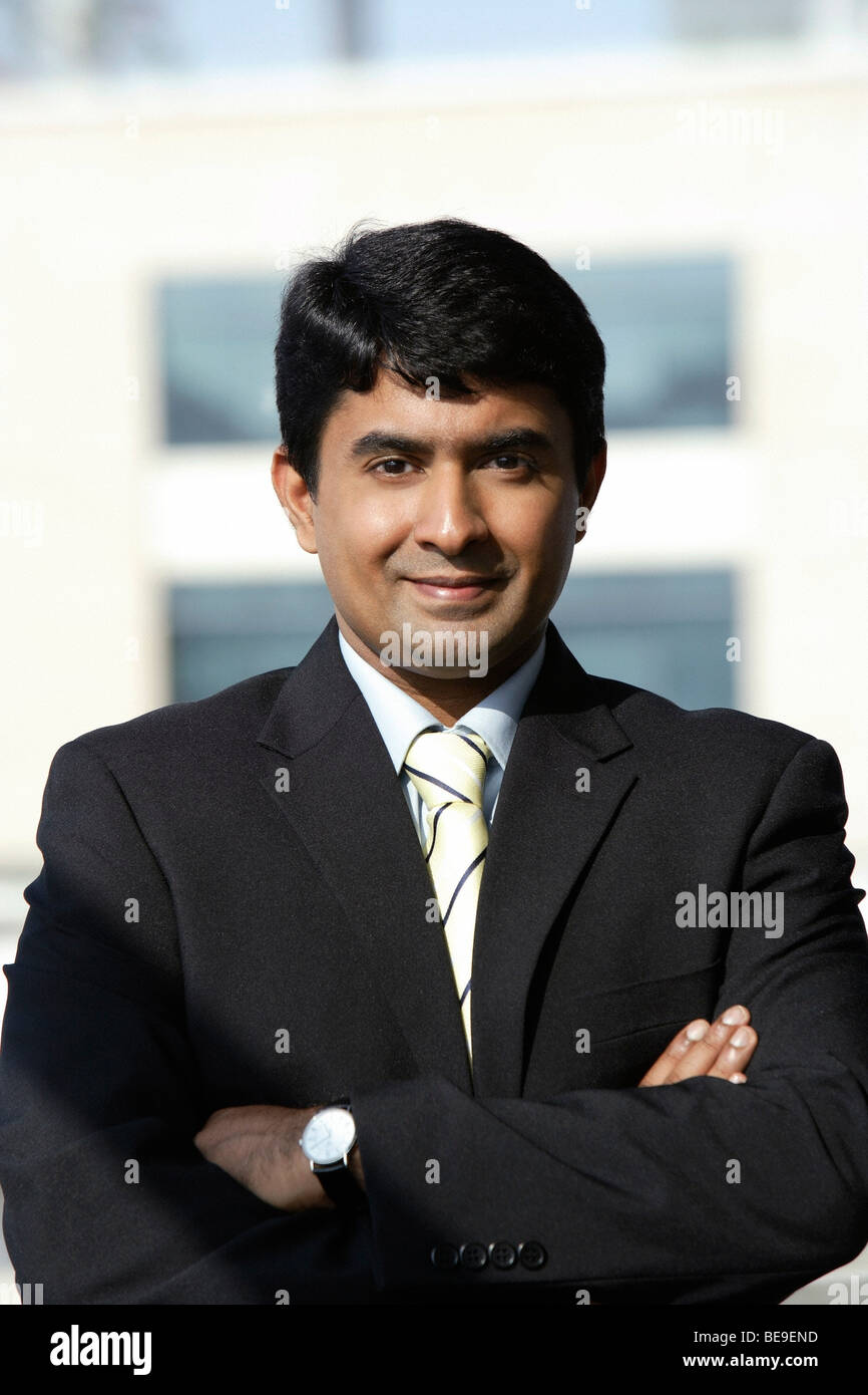 Uomo d'affari con le braccia incrociate Foto Stock
