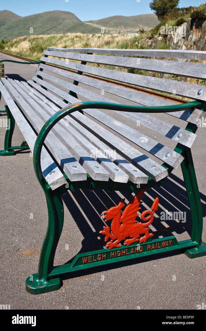 Insegne sul banco a Rhyd Ddu Stazione, Welsh Highland Railway, Snowdonia, Gwynedd, Galles Foto Stock