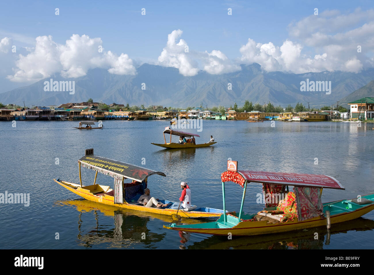 Shikaras(barche tradizionali) navigazione in dal lago. Srinagar. Il Kashmir. India Foto Stock