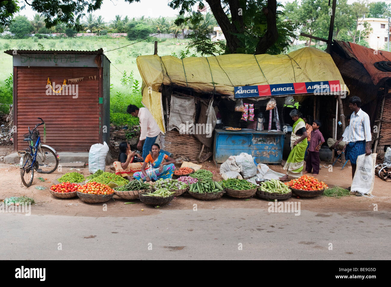 Indian street market in Yenumulapalli con ceste di verdura, Yenumulapalli, Andhra Pradesh, India Foto Stock
