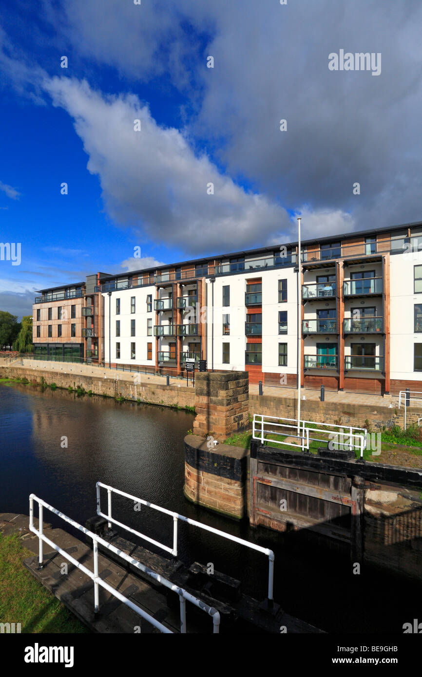 Wakefield Waterfront lo sviluppo e la Calder e navigazione Hebble, Wakefield, West Yorkshire, Inghilterra, Regno Unito. Foto Stock