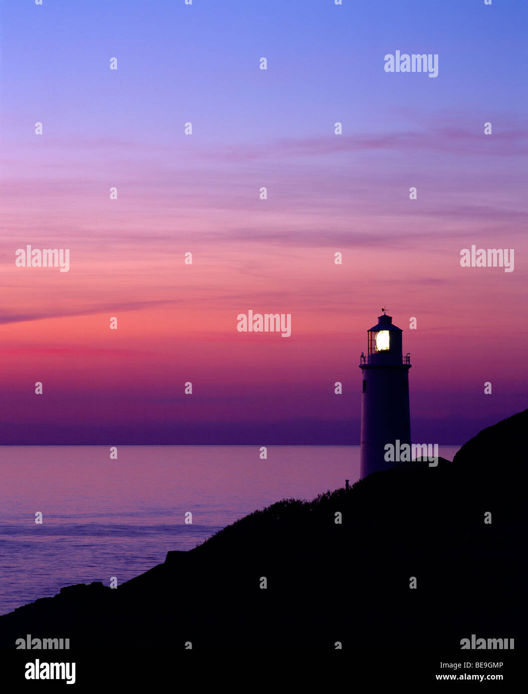 Silhouette del faro a Trevose Head al tramonto sulla costa nord della Cornovaglia vicino a Padstow, Cornovaglia, Inghilterra. Foto Stock