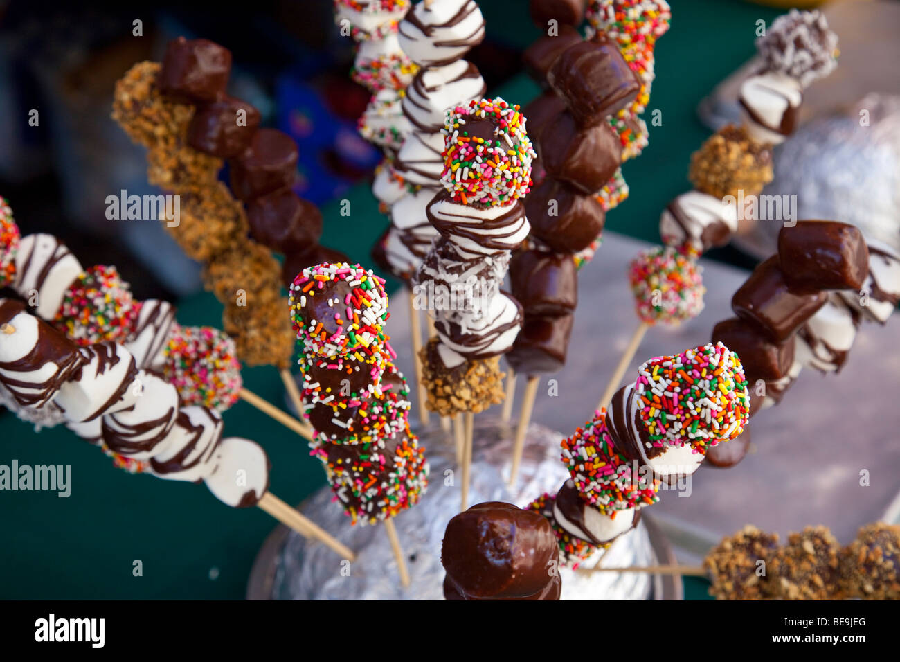 Ricoperta di cioccolato Marshmallows alla festa di San Gennaro Festival di Little Italy a New York City Foto Stock