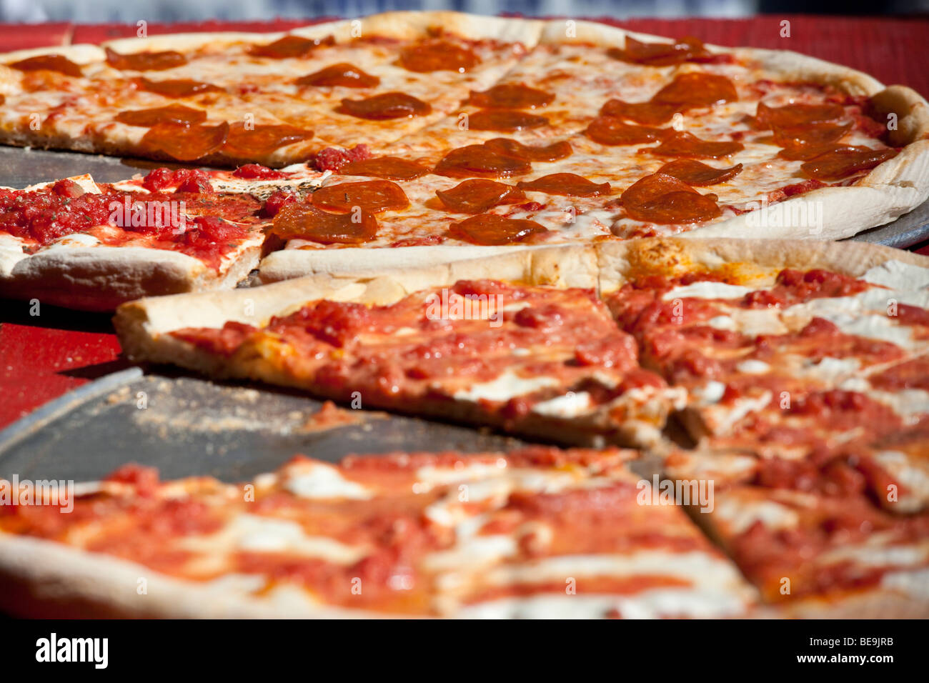 Tranci di pizza alla festa di San Gennaro Festival di Little Italy a New York City Foto Stock