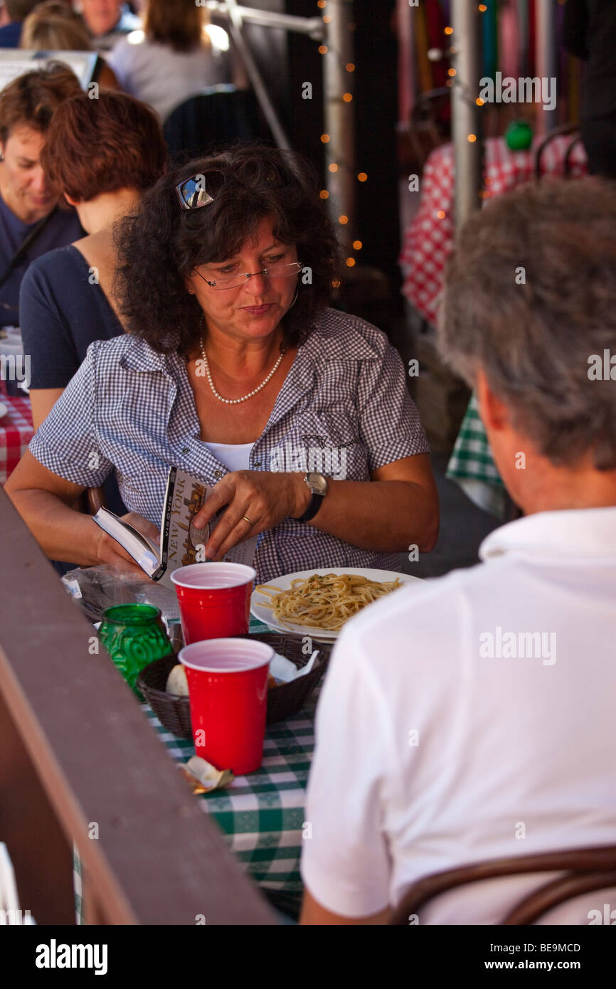 Mangiare Pasta a festa di San Gennaro Festival di Little Italy a New York City Foto Stock