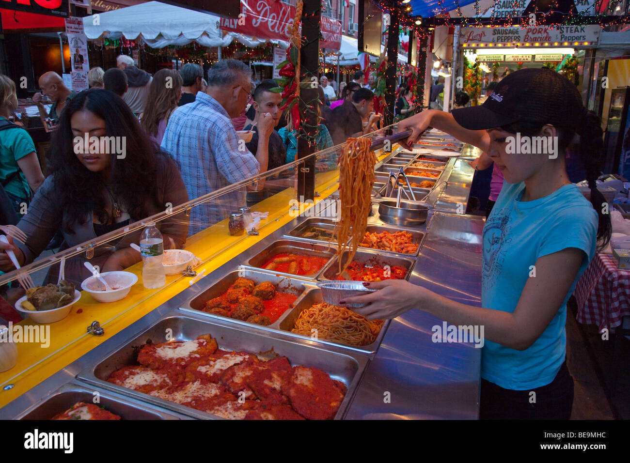 Servire gli spaghetti per la festa di San Gennaro Festival di Little Italy a New York City Foto Stock