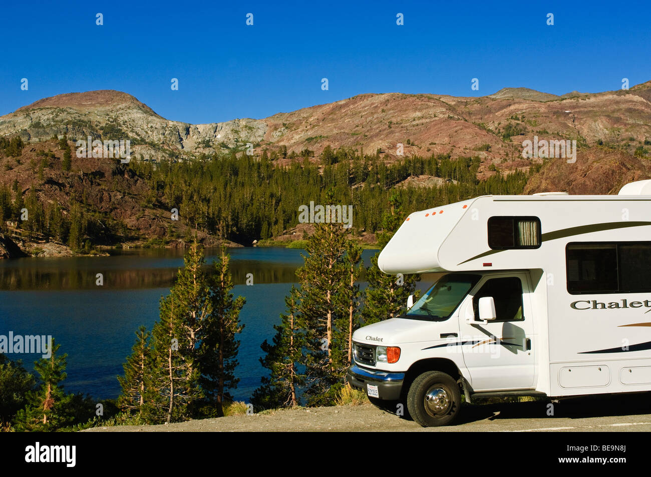 Camper all'Ellery Lake Yosemite National Park, California Foto Stock