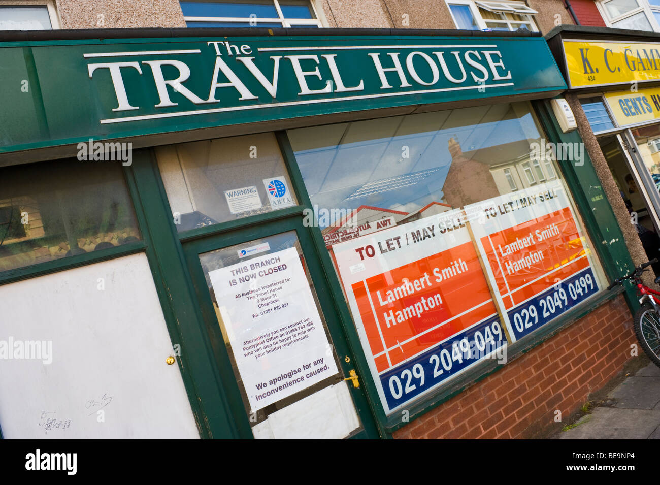 Ex il Travel House holiday shop chiuso e lasciare nella città di Newport South Wales UK Foto Stock