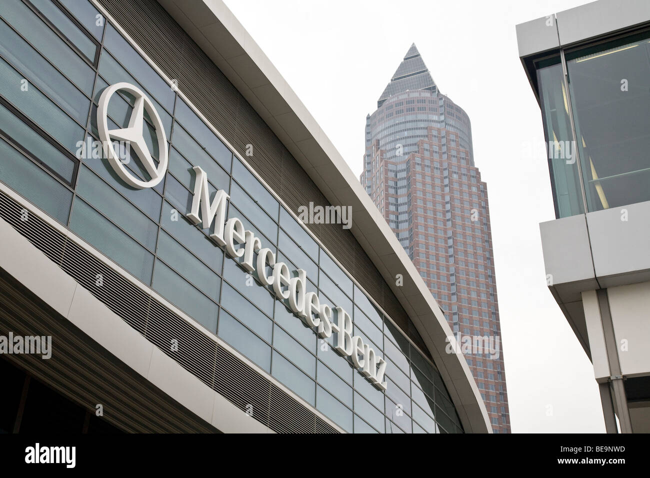 Motor Show Mercedes segno e Frankfurt Messe MesseTurm Fiera Torre nel complesso Messegelande Foto Stock