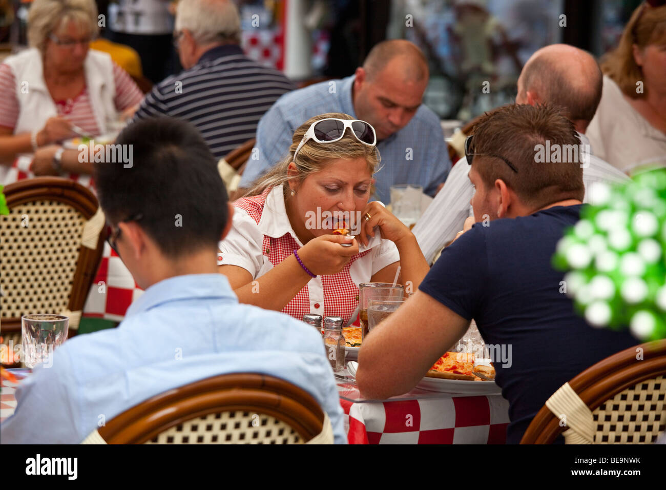 Donna mangiare pasta durante la festa di San Gennaro Festival di Little Italy a New York City Foto Stock