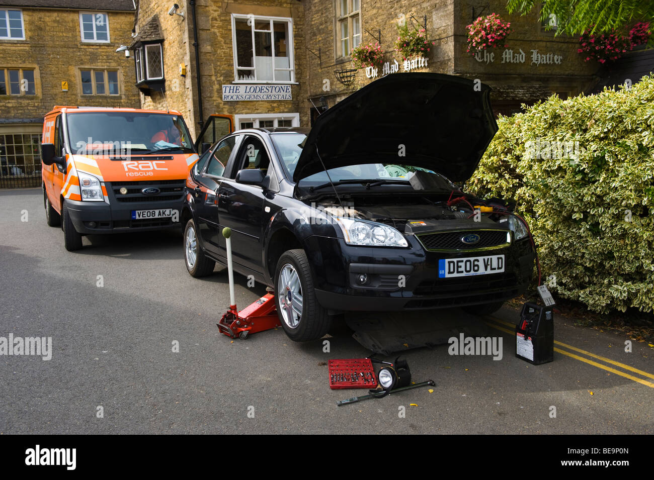 RAC frequentando ripartizione nel villaggio Costwold di Bourton sull'acqua Gloucestershire England Regno Unito Foto Stock