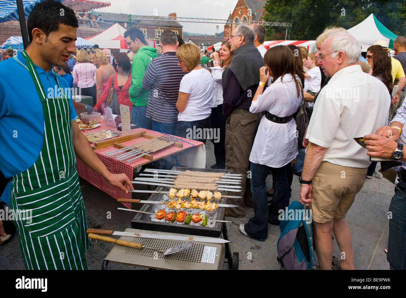 Kebab cotti sul barbecue a Abergavenny Food Festival Monmouthshire South Wales UK Foto Stock