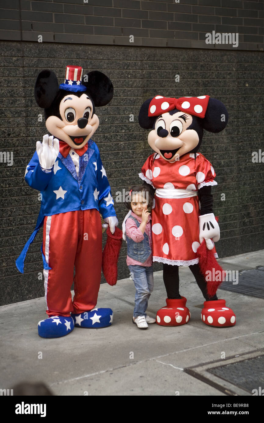 Topolino e Minnie mouse sono ancora grandi stelle con i bambini. Times Square di New York CIty Foto Stock