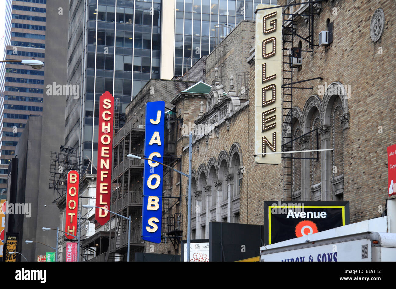 Una fila di segno sopra i teatri sulla "Broadway", New York. Foto Stock