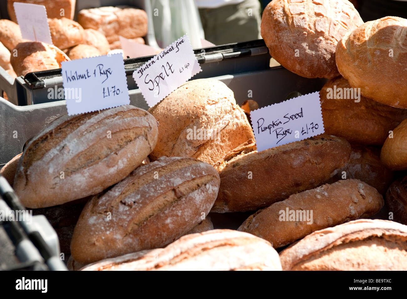 Pane fresco in vendita in una bancarella di mercato - primo piano Foto Stock