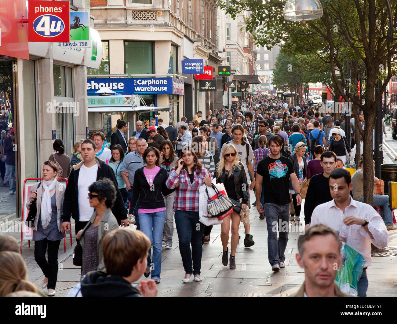 People shopping nella trafficata Oxford Street a Londra. Foto Stock