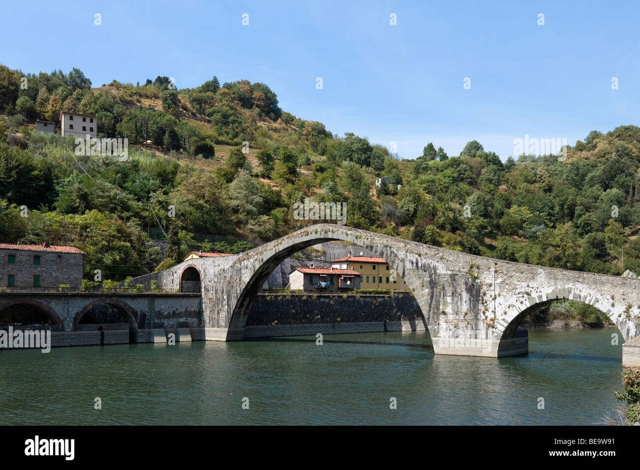 Xi secolo Ponte della Maddalena che attraversa il fiume Serchio nei pressi di Borgo a Mozzano, Toscana, Italia Foto Stock