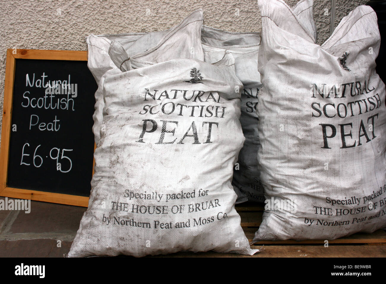 Hessian sacchi di torba scozzese, venduto per essere usato come combustibile venga venduta a un'uscita in Perthshire Scozia Scotland Foto Stock