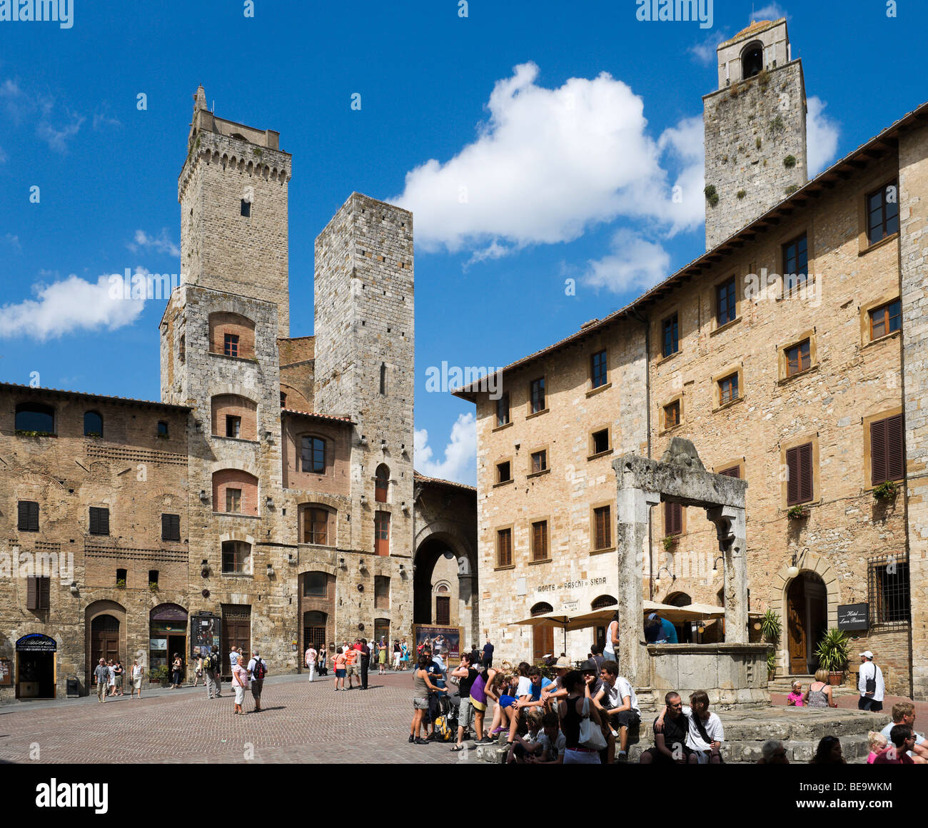 Piazza della Cisterna nel centro della città vecchia, San Gimignano, Toscana, Italia Foto Stock