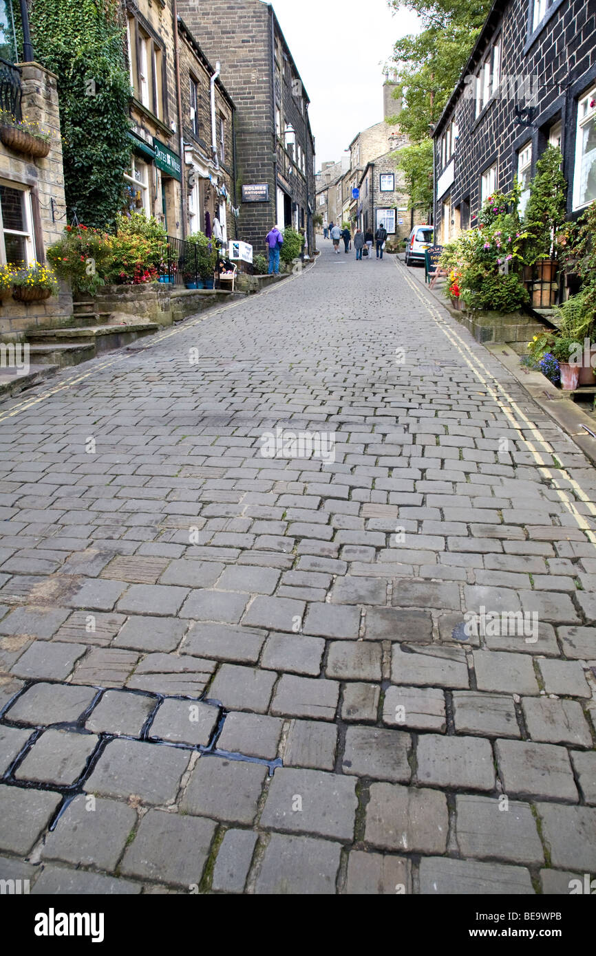 Ricerca di MAIN STREET IN Haworth , un villaggio sulla collina nel West Yorkshire DOVE IL BRONTE famiglia ha vissuto Foto Stock