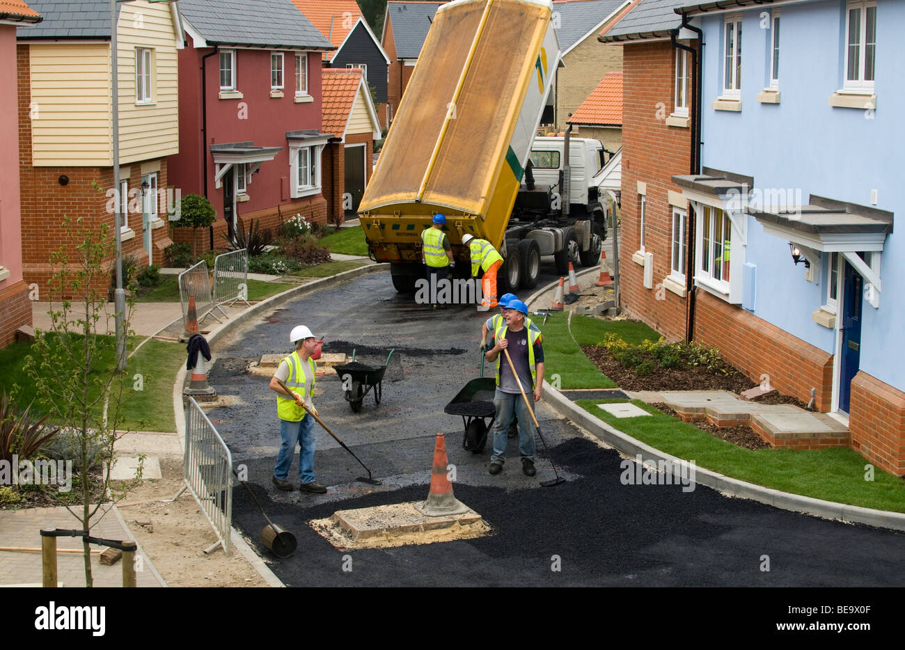 Operai posa di asfalto in un alloggiamento sviluppo nel Suffolk, Inghilterra Foto Stock