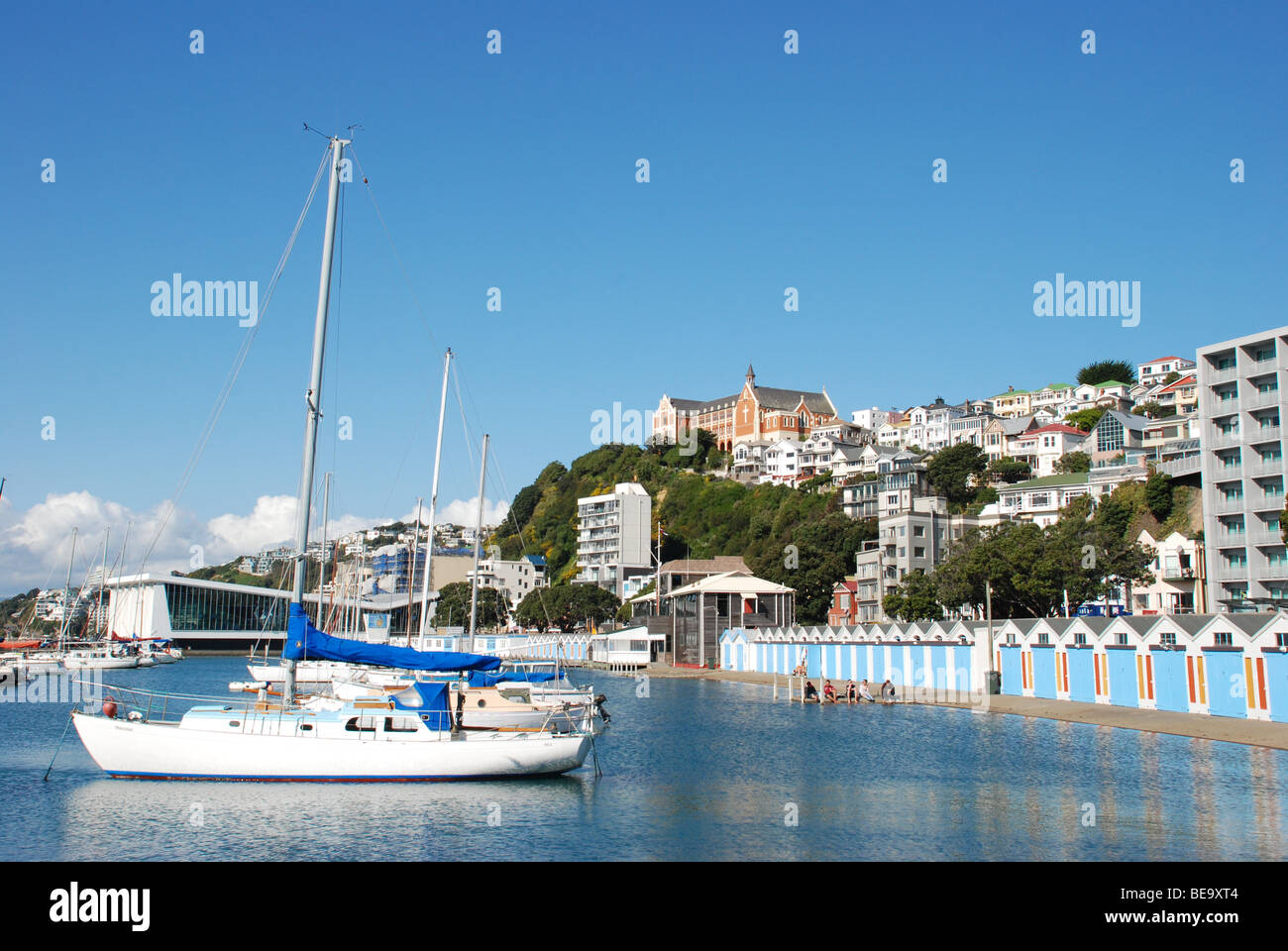 Yacht ormeggiati Royal Port Nicholson Yacht Club Oriental Parade, Wellington waterfront / Harbour, con beach hut in background Foto Stock
