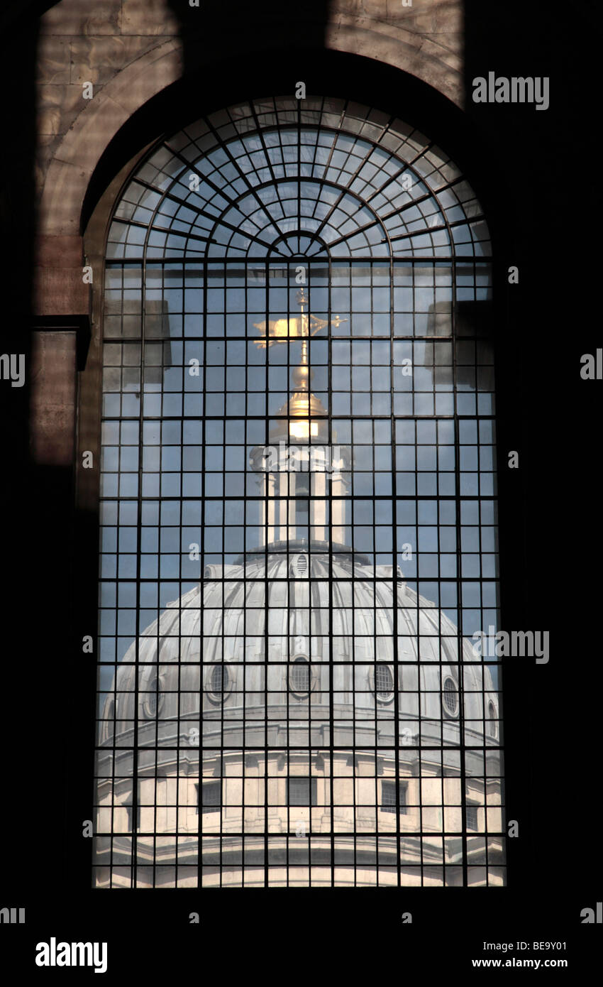 San Pietro e San Paolo Cappella incorniciato in vetro della finestra della sala dipinta, Old Royal Naval College di Greenwich, Londra, Regno Unito. Foto Stock