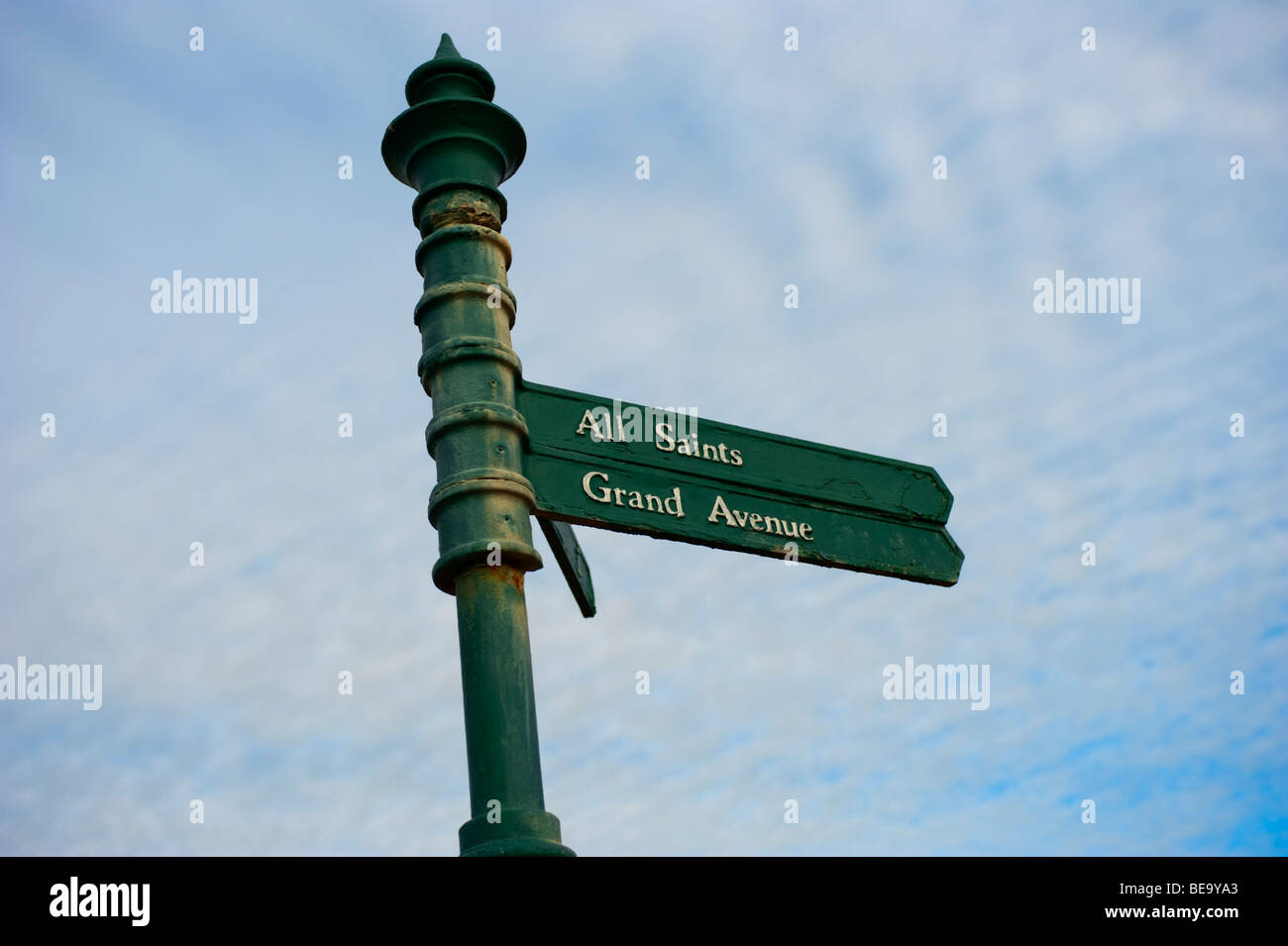 Segui le indicazioni per All Saints e Grand Avenue, hove e brighton, il cielo sullo sfondo Foto Stock